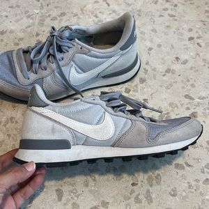 NIKE internationalist in gray over gray color wave - a classic!!